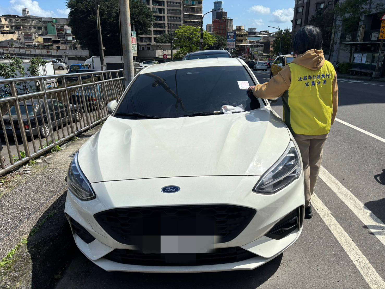 115.3.12基隆安一路查封超商加盟主福特六和車輛照片1-50449