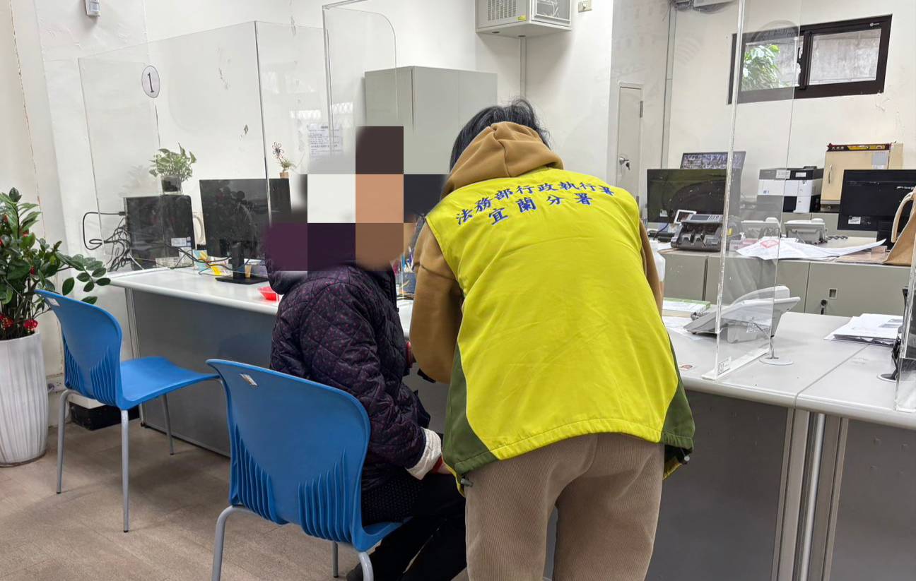 115.3.12基隆安一路查封超商加盟主福特六和車輛照片5-50451