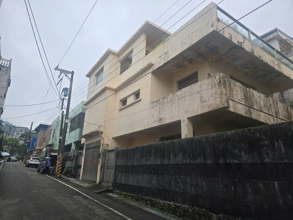 115年5月4日拍賣會，拍賣新北市萬里區愛一街7號「北基花園新城社區」三層透天空屋照片1